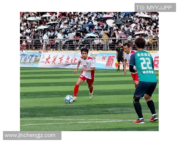 足球明星小狐狸的精彩瞬间与迷人风采尽在这里,快来欣赏他的独特魅力与精彩表现