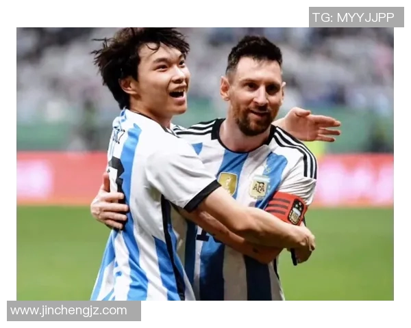 足球明星挑战篮球场搞笑瞬间引发全场爆笑视频合集