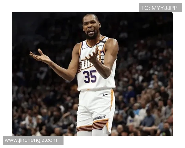 杜兰特与足球明星的精彩相遇引发体育界热议 杜兰特与足球明星的精彩相遇引发体育界热议